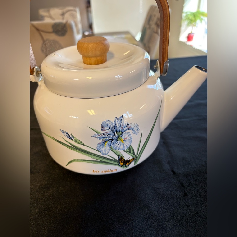 Vintage White And Blue Floral Metal Enamel Tea Kettle 2Qt - Picture 4 of 10
